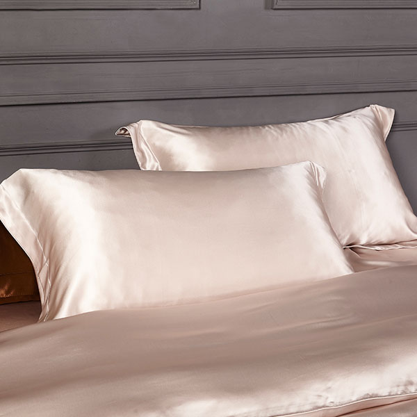 5 BENEFITS OF SLEEPING ON A SILK PILLOWCASE